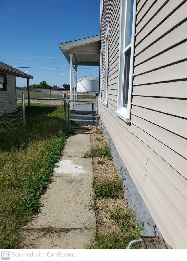 Building Photo - Refreshed 3 bed 1 bath home convenient to ...