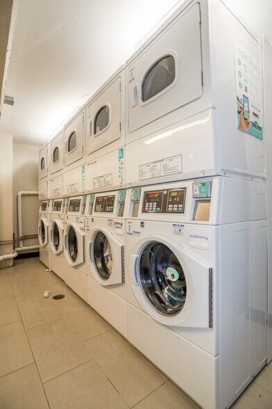 Building Photo - 561 W Cornelia Ave