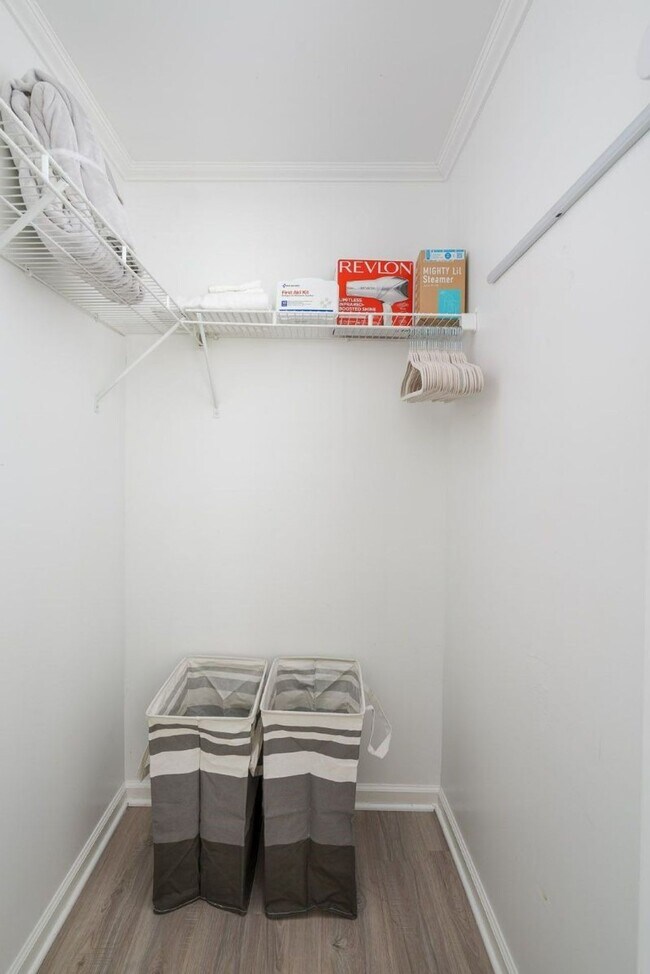 Building Photo - One Bedroom Across From Walking & Biking Trails in Fisher Park - Water & Parking Included