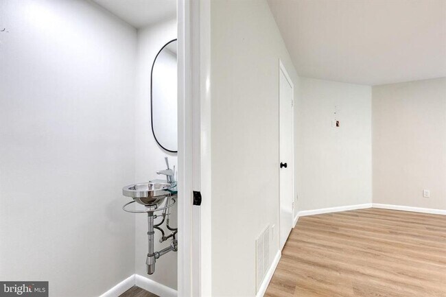 Building Photo - Welcome to contemporary luxury living in this beautifully renovated 2bd 2.5bth penthouse condo