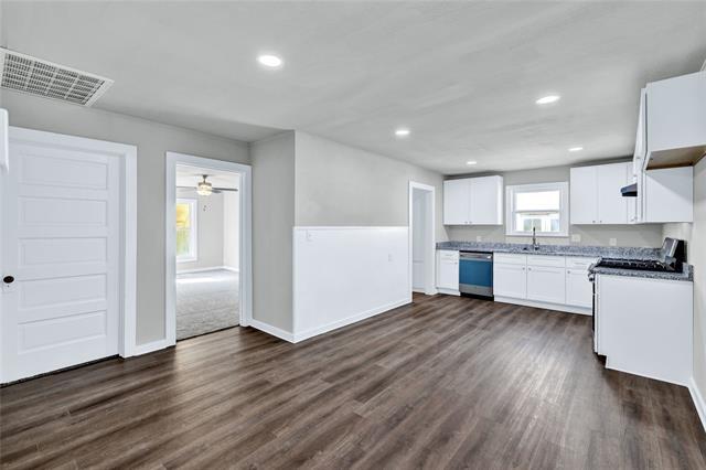 Building Photo - 907 NW Main