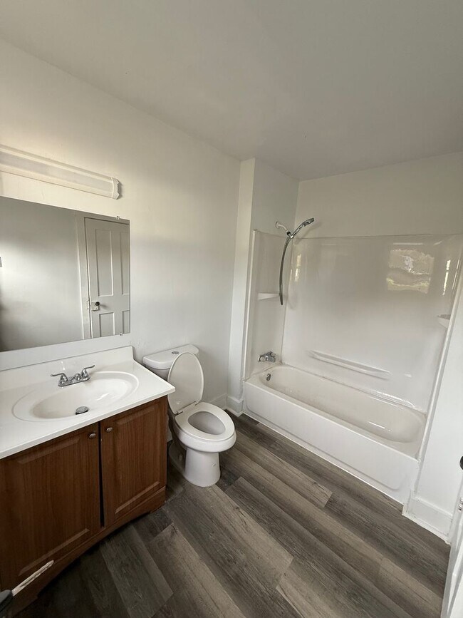 Building Photo - 124 S Chillicothe St