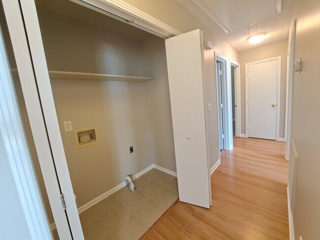 hall and laundry - 7641 Saundersville Rd