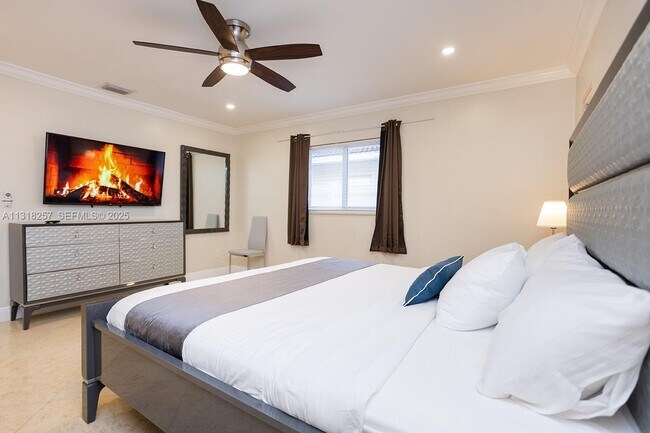 Building Photo - 833 Washington St