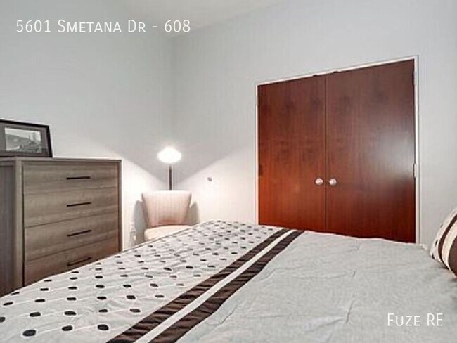 Building Photo - 5601 Smetana Dr