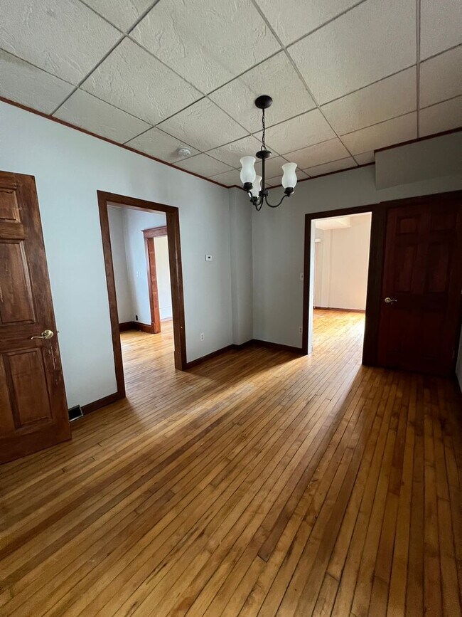 Building Photo - 4 Bedroom 2 Bath House Available in Wausau NOW!