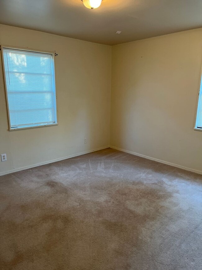 Building Photo - 2 Bed, 1 Bath Home