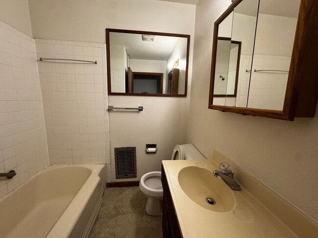 Building Photo - Near UNM. 3 Bedroom 2 bath