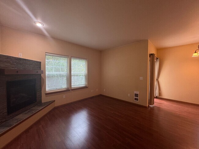 Building Photo - 10595 NE Kingston Meadow Cir