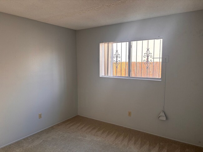 Building Photo - 3 bedrooms 2 bath single story home in Sou...