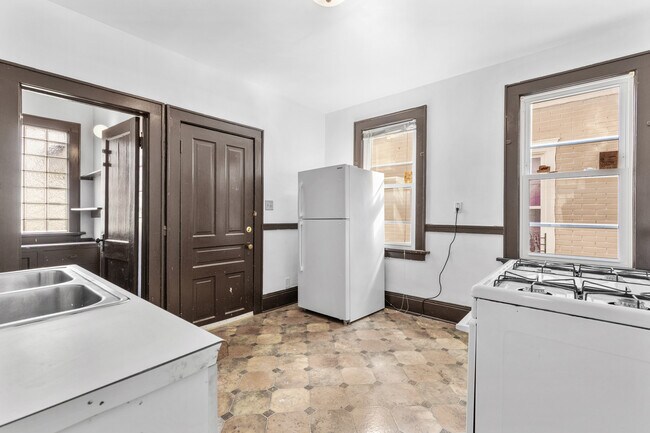 Building Photo - 928 E Locust St