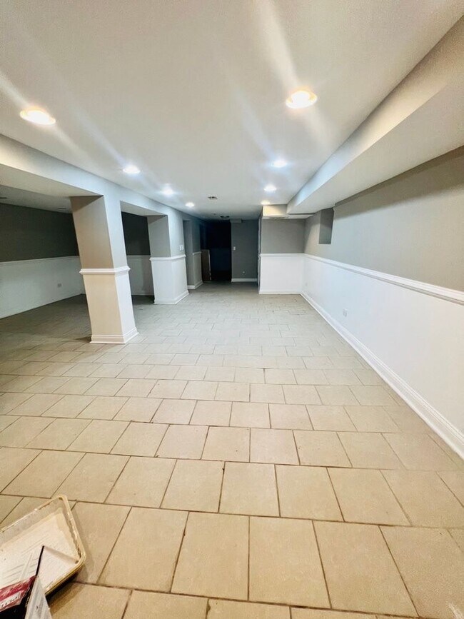 Building Photo - 7433 S Perry Ave