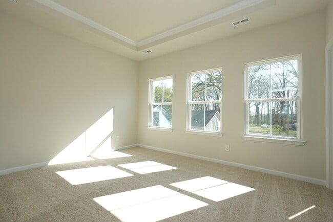 Building Photo - A large spacious home in Arbor St!