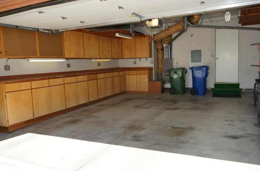 Building Photo - 2118 Pinehurst Ct