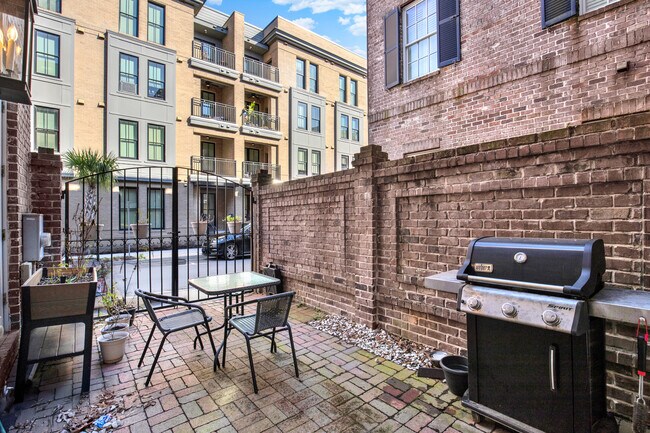 Building Photo - 407 E Hull St