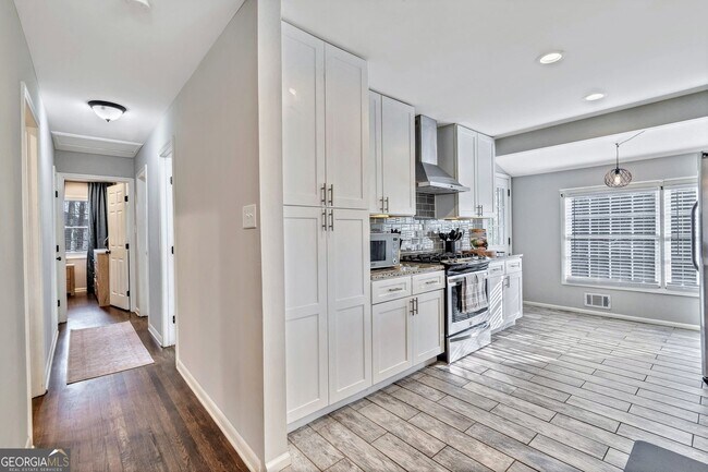 Building Photo - 2480 Powers Ferry Dr SE