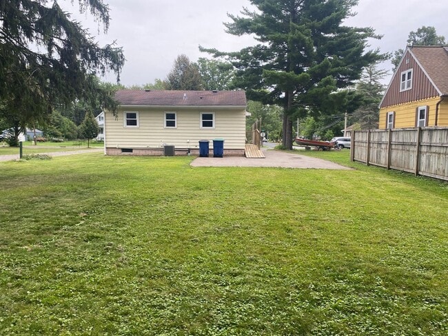 Building Photo - Updated 1-Bedroom House With Large Backyard