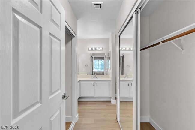 Building Photo - 4823 S Torrey Pines Dr