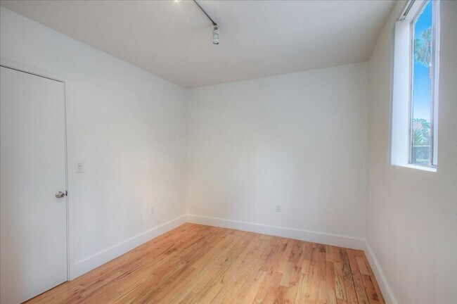 Building Photo - 1006 N New Hampshire Ave