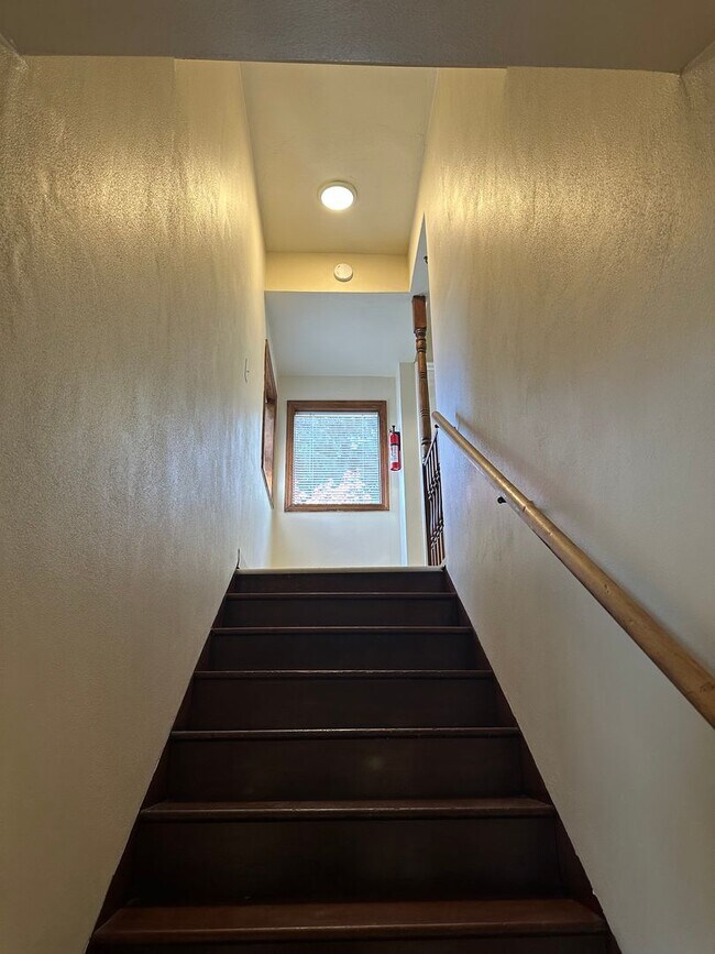 Building Photo - Large 4 bedroom 2 bath house in a great ne...