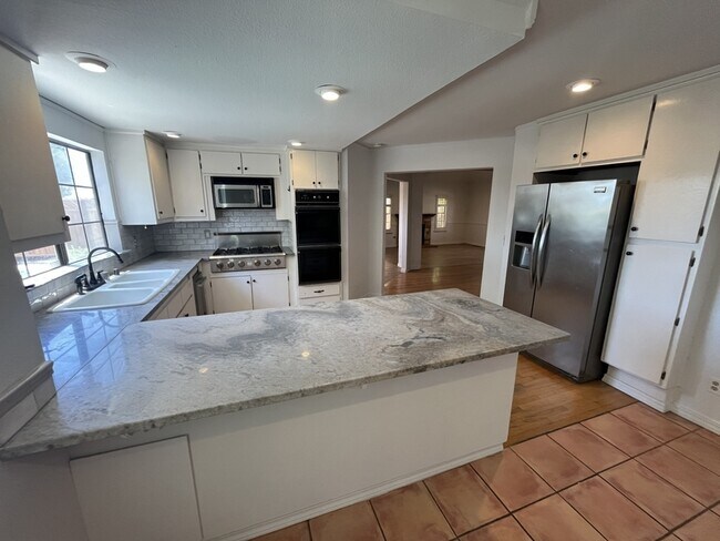 Building Photo - 511 Bluff Dr