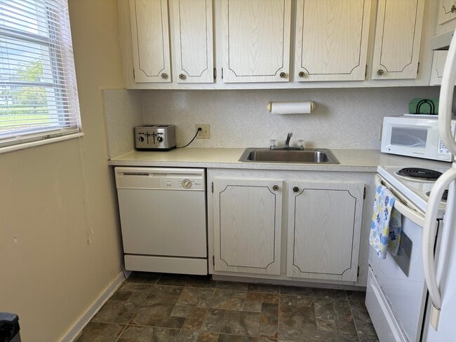 Primary Photo - 112 Preston Way
