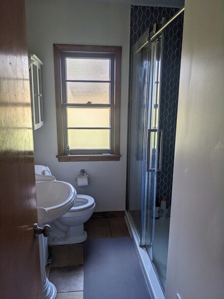 Building Photo - 643 36 1/2 Ave NE