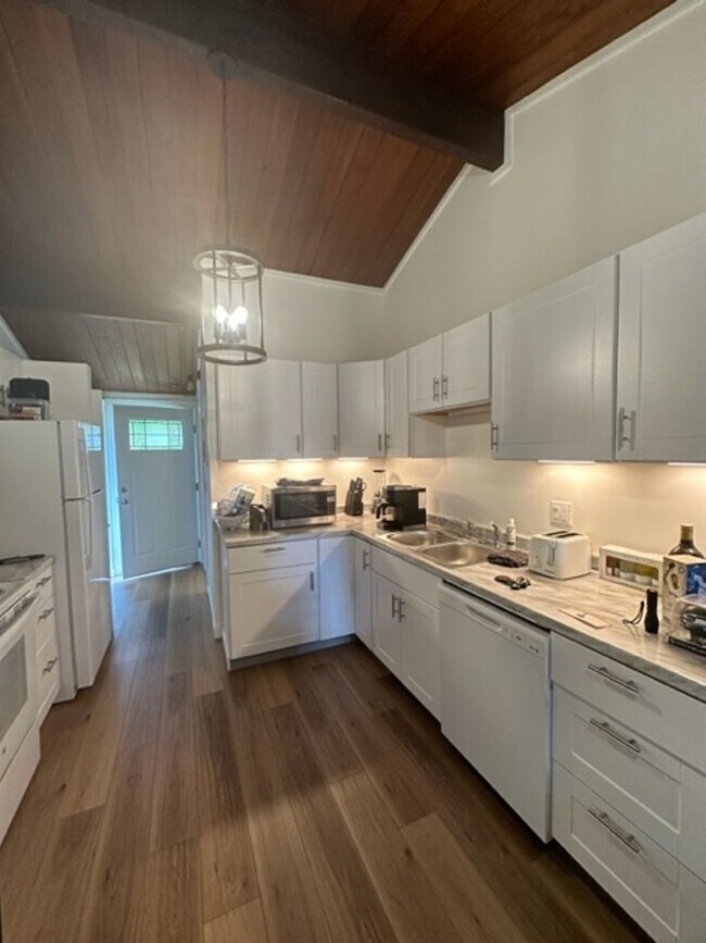 Building Photo - 15801 Larch Way