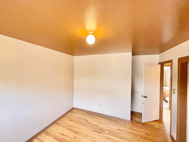 Building Photo - 225 Elmwood Dr