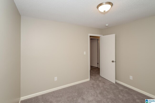 Building Photo - 920 19th Ave NW