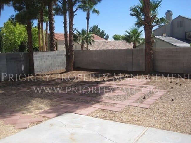 Building Photo - 2052 Waverly Cir
