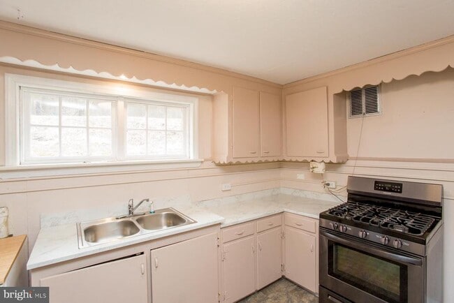 Building Photo - 120 Tabor Rd