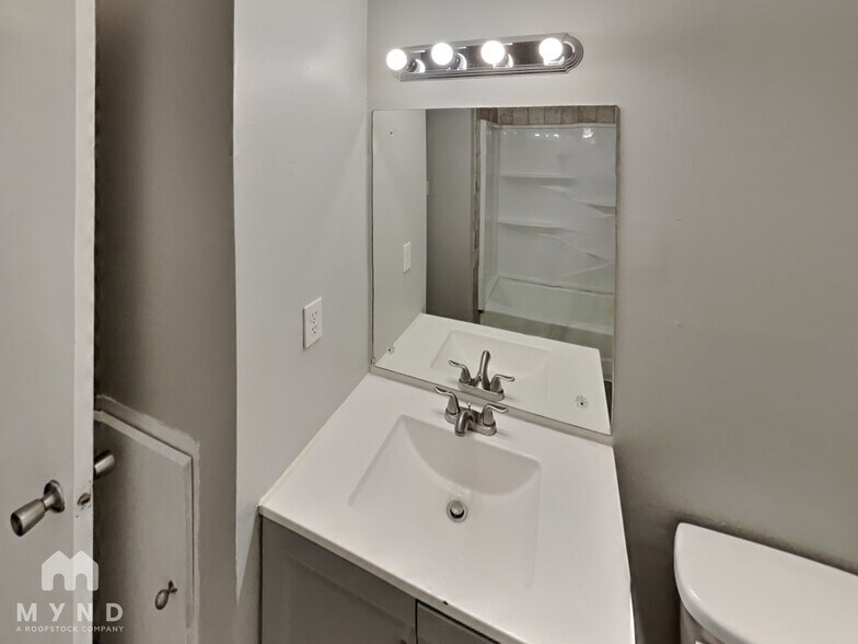 Building Photo - 6827 Starkenburg Ln