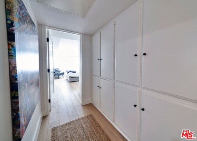 Building Photo - 1121 N Olive Dr