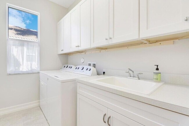 Building Photo - 510 Carrara Ct