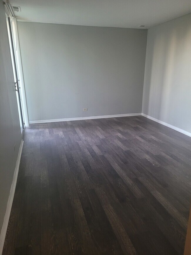 Building Photo - 6010 Oakwood Dr