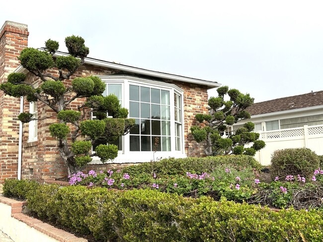 Building Photo - La Jolla - 2 BR / 1 BA Cottage at the Cove...