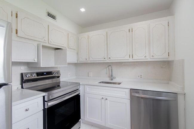 Building Photo - 351 Mansfield Dr