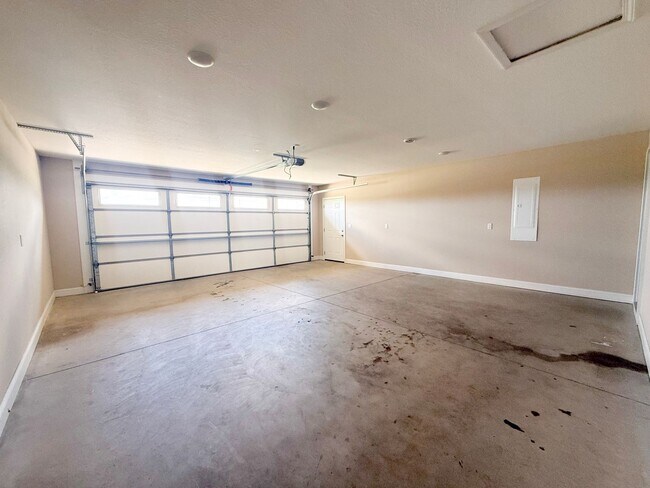 Building Photo - Bright & Spacious 3BR/2BA Home with 2-Car Garage Near I-40 in Crossville