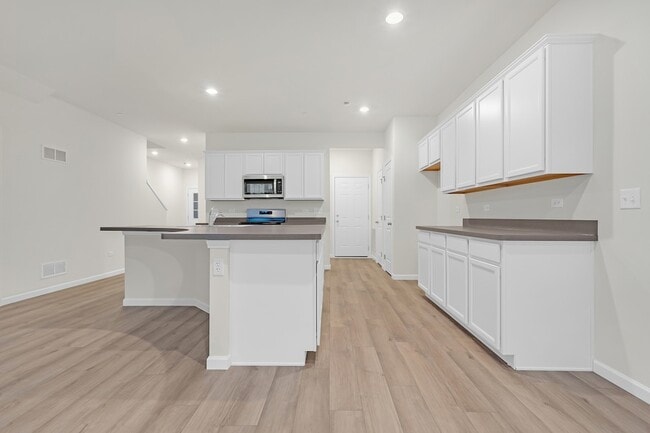 Building Photo - 5913 Hawkweed Dr