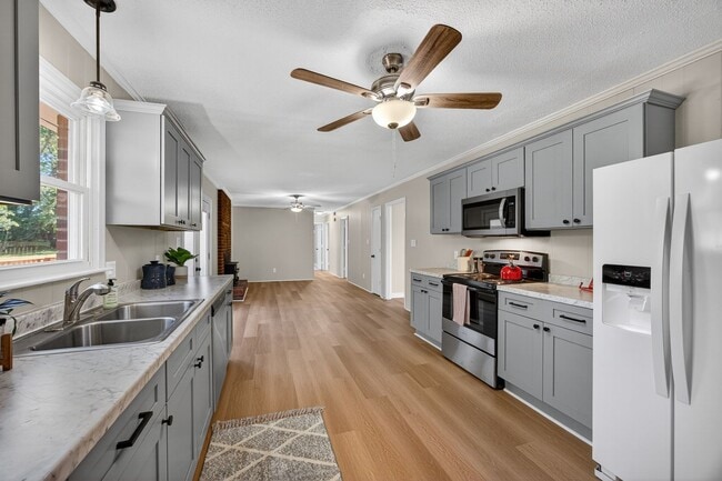 Building Photo - 3 bedroom, 2 bathroom House in Eden!