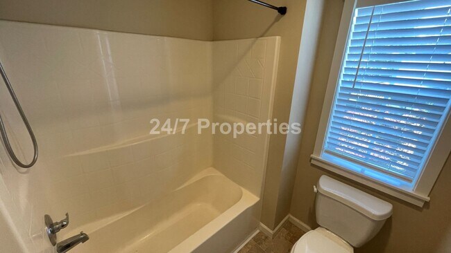 Building Photo - Stunning 4 BD | 2.5 BA Craftsman - Milwaukie