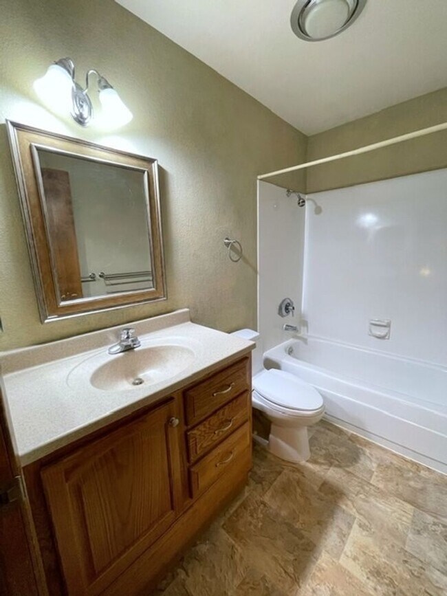 Building Photo - 2405 Glenkerry Dr