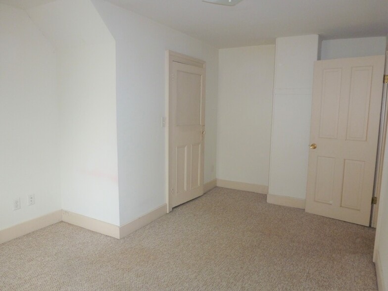 Building Photo - 97 N Winooski Ave