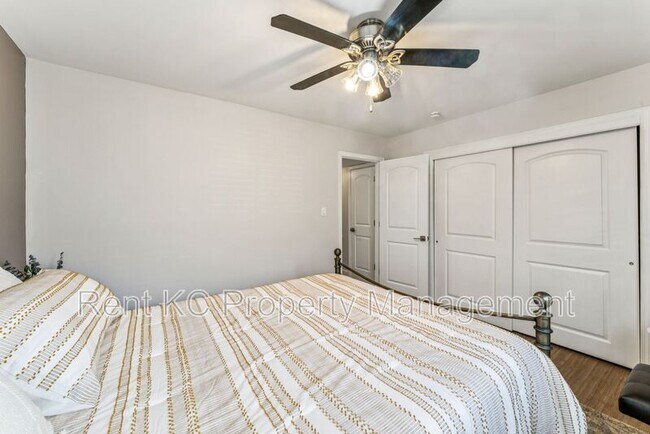 Building Photo - 530 W 10th St