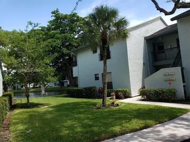 Building Photo - 3837 Carambola Cir N