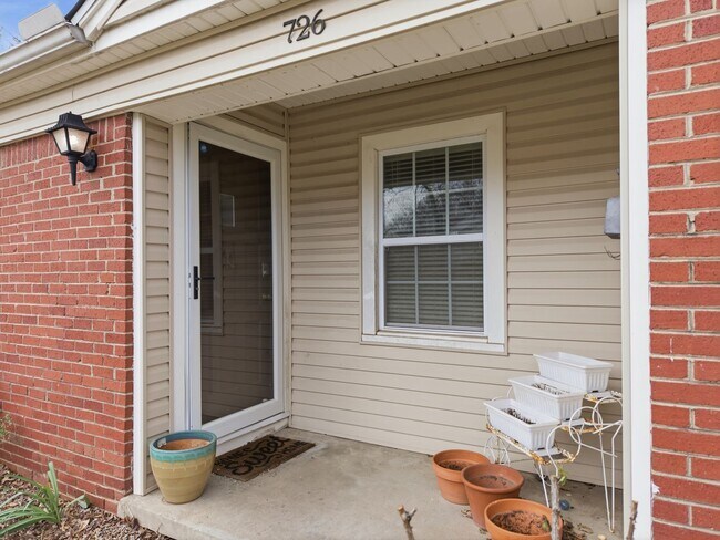 Building Photo - Charming Midtown bungalow just minutes from downtown!