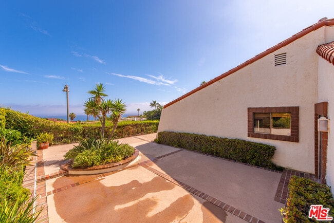 Building Photo - 3636 Malibu Country Dr