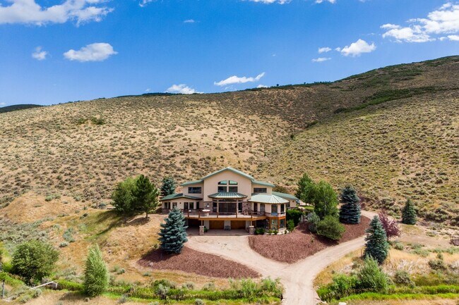 Building Photo - Private Hillside Ranch Home Available Wint...