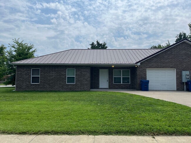 Primary Photo - 412 Ash St